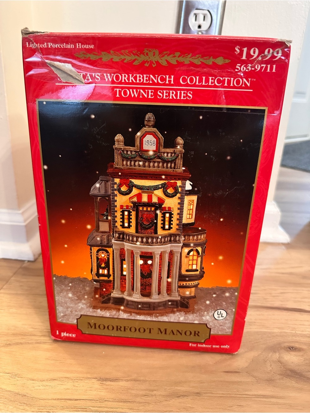 Vintage Santa’s Workbench Collection Moorfoot Manor Lighted Porcelain House 2001